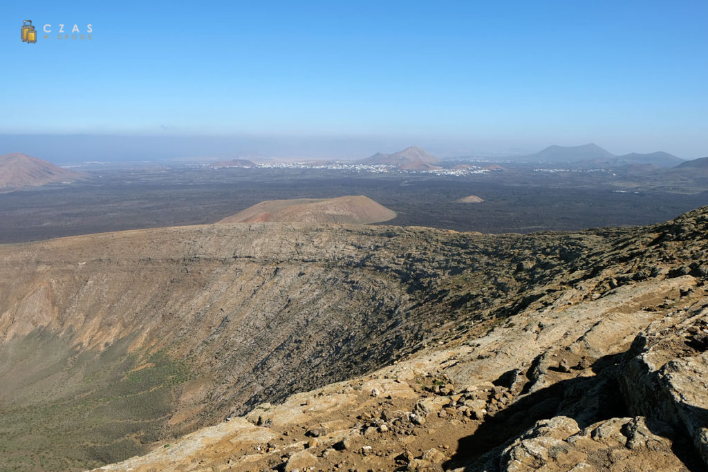 Wulkaniczny krajobraz widziany ze szczyty Caldera Blanca Wulkaniczny krajobraz widziany ze szczyty Caldera Blanca