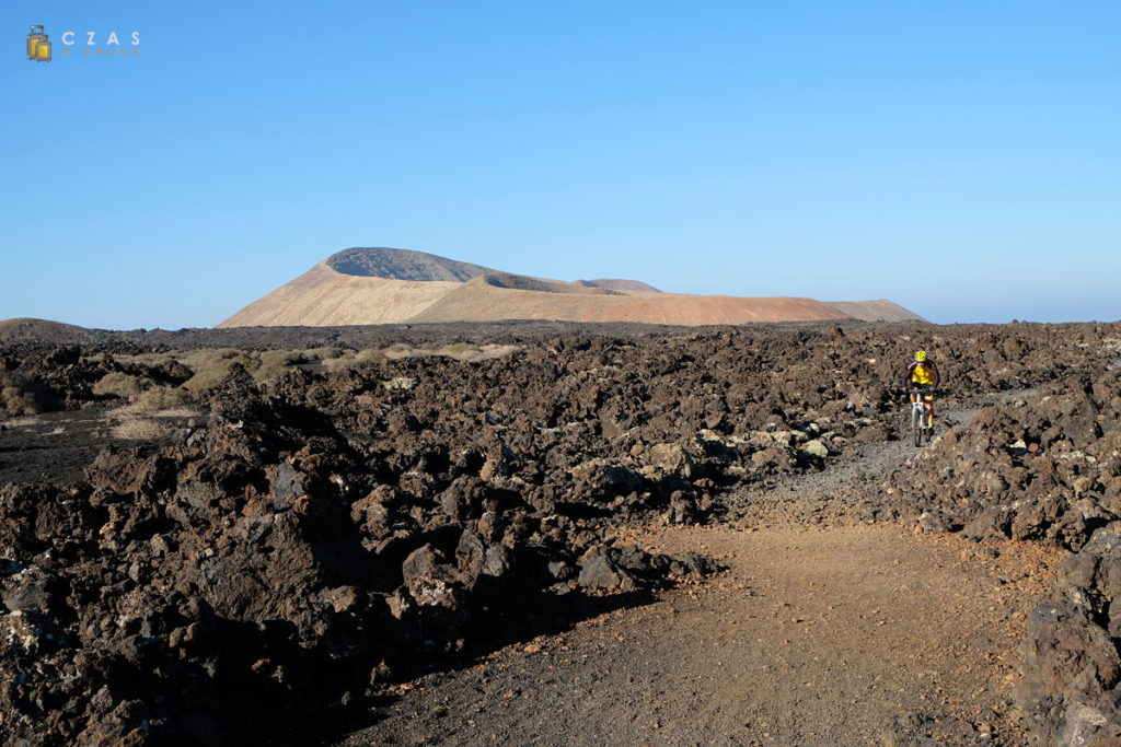 Na wyspie spotkacie multum rowerzystów - nie tylko szosowych. W tle Caldera Blanca.