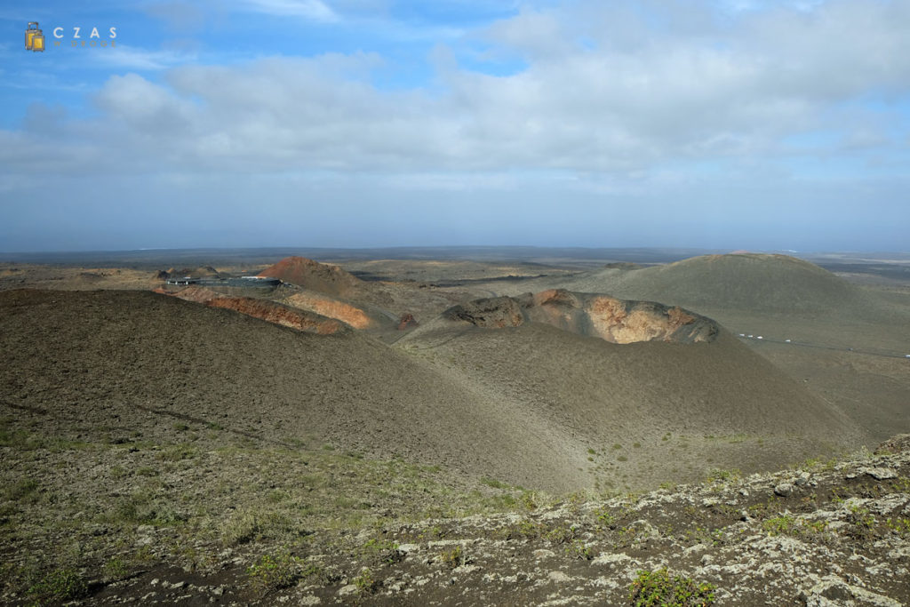 Trasa powrotna z objazdu Parku Narodowego Timanfaya - w tle widoczne zabudowania na Islote de Hilario