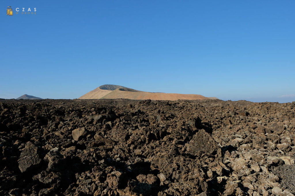 Przed nami do przejścia morze lawy - w tle cel naszej podróży Caldera Blanca