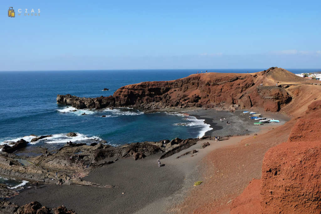 Widok z punktu widokowego na plażę przy El Golfo