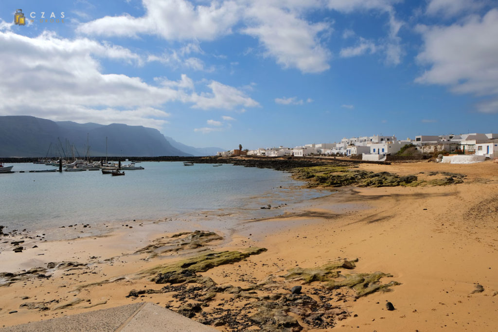 Plaża przy porcie w Caleta del Sebo