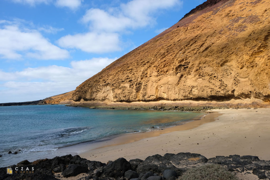 Playa Montaña Amarilla i charakterystyczne, żółte zbocze wulkanu.