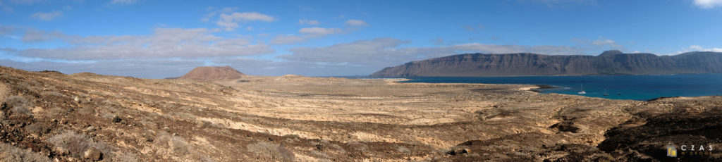 Panorama Graciosy ze zboczy Montaña Amarilla. W tle oczywiście Lanzarote.