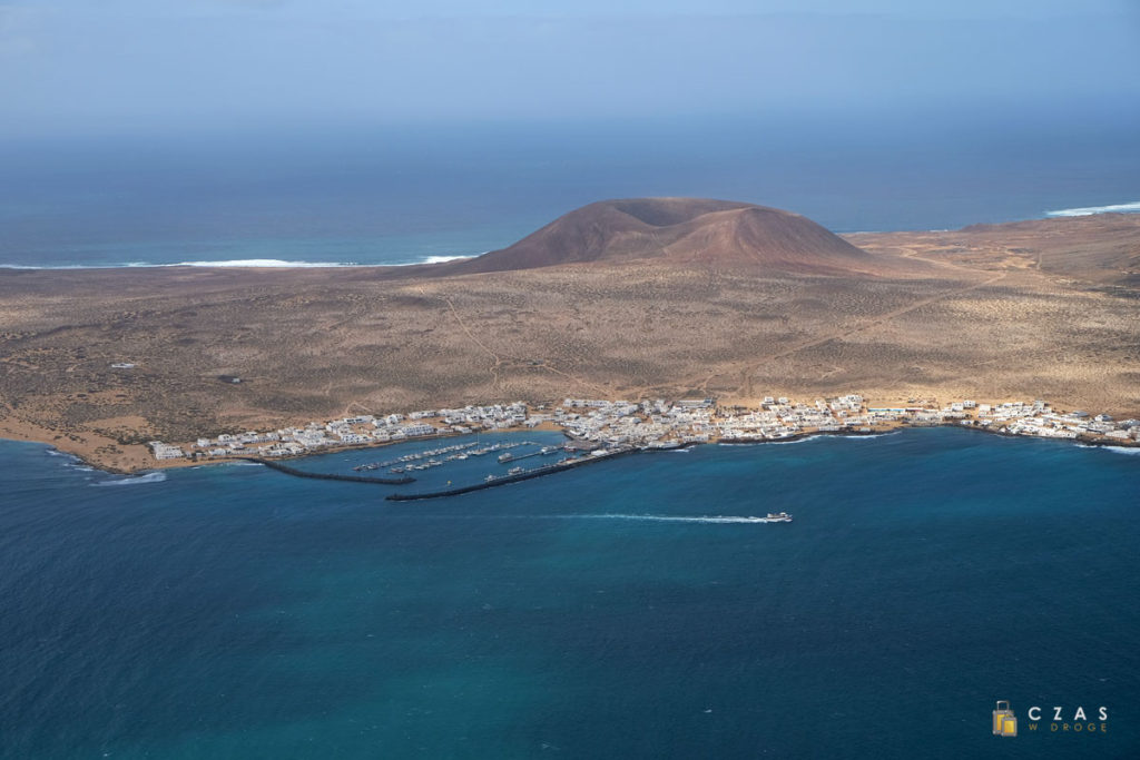 Caleta de Sebo na Graciosie widziana z Mirador del Rio