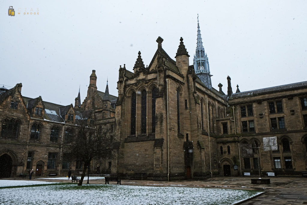 Kolejne ujęcie głównych zabudowań uniwersytetu w Glasgow