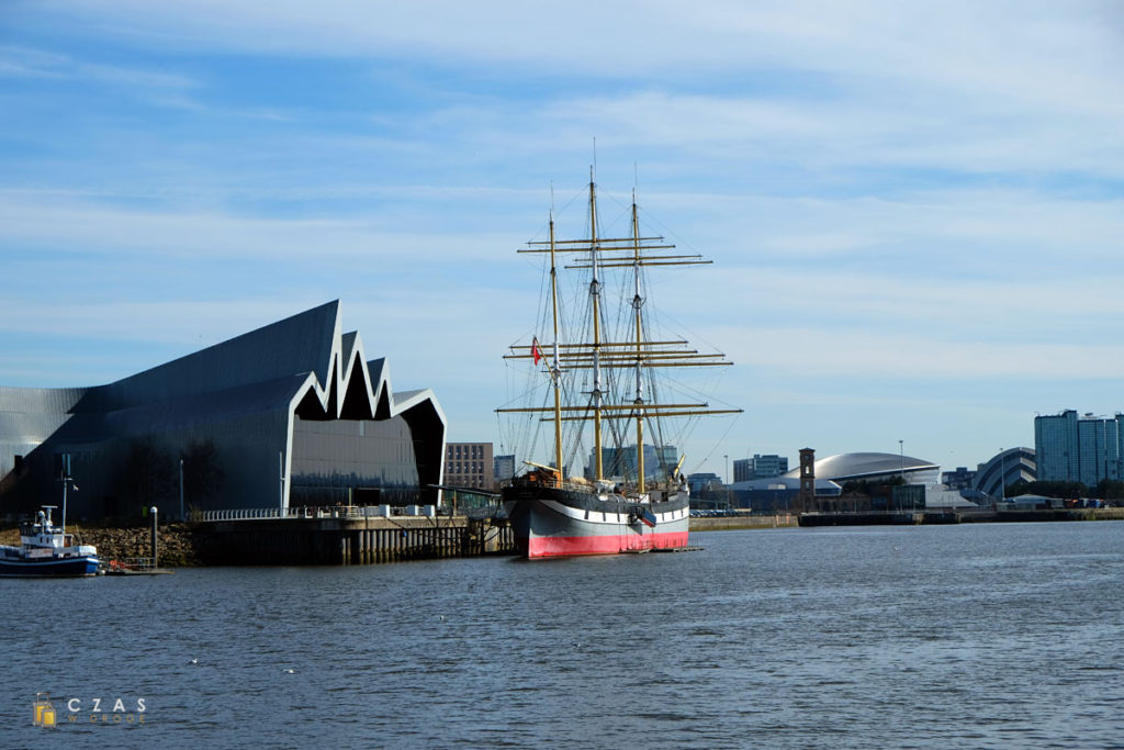 Riverside Museum i "Glenlee" widziane od strony nabrzeża w Govan