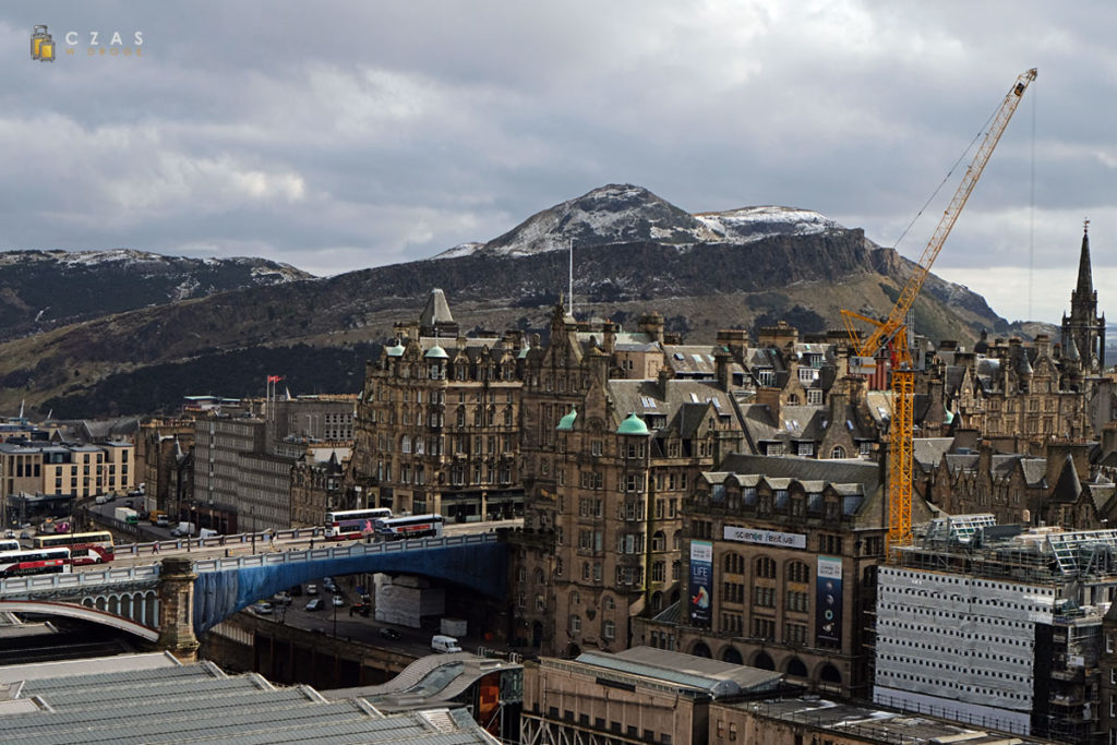 Widok z Calton Hill na okoliczne wzgórza