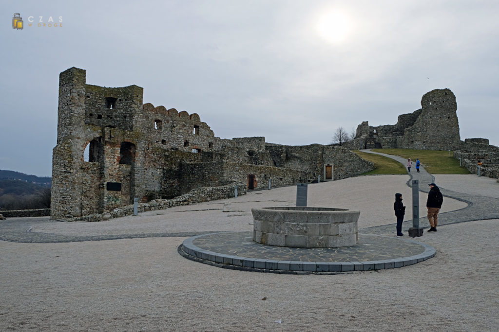 Główny plac ze studnią