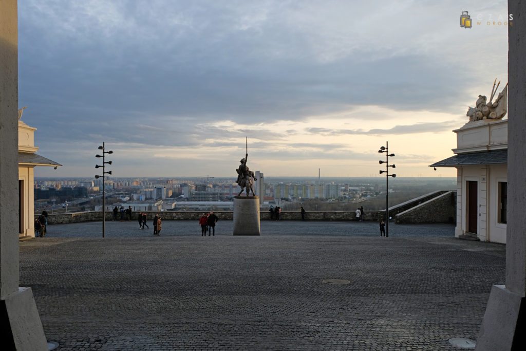 Widok z plac przez zamkiem i drugi brzeg Dunaju