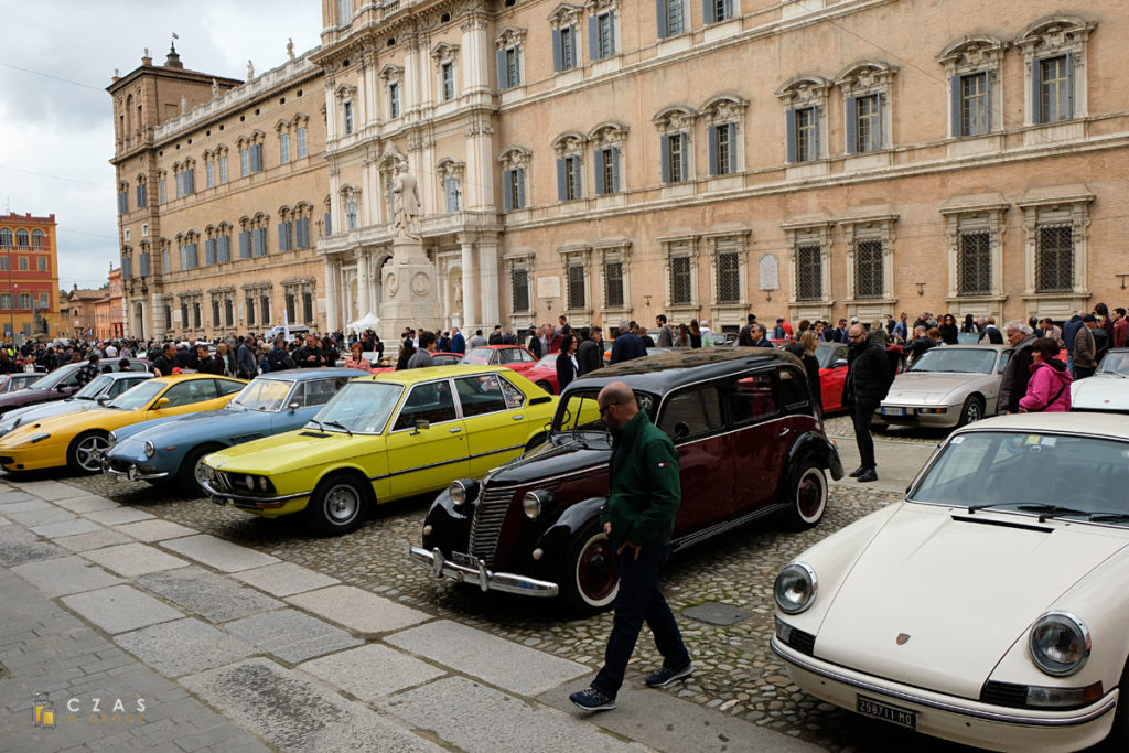 Pokaz zabytkowych pojazdów na Piazza Roma