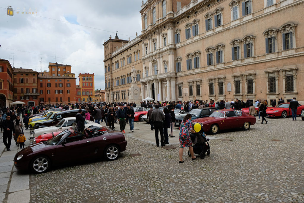 Pokaz zabytkowych pojazdów na Piazza Roma